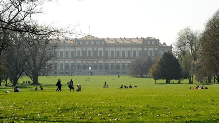 Facevano sesso nel parco di Monza vicino a famiglie e bambini: multa da 253 euro per due over 60
