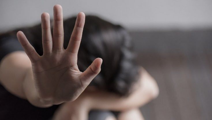 Aggredisce una 16enne fuori da un locale del Bresciano: 21enne veronese arrestato per violenza sessuale