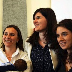 Figli di coppie gay, l'Avvocatura dello Stato deciderà sulla svolta Appendino
