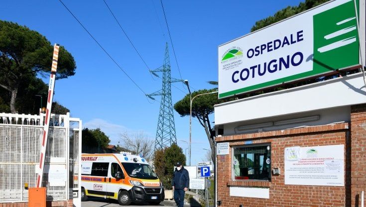 Covid, gli ospedali sotto assedio: Campania verso il passaggio in giallo
