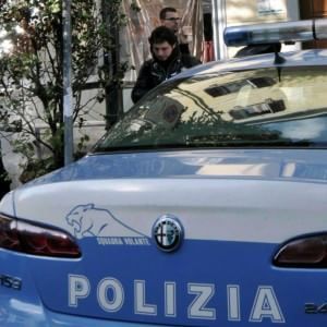 Brescia, moglie sperona l'auto del marito poi cerca di investirlo. Bloccata dalla polizia