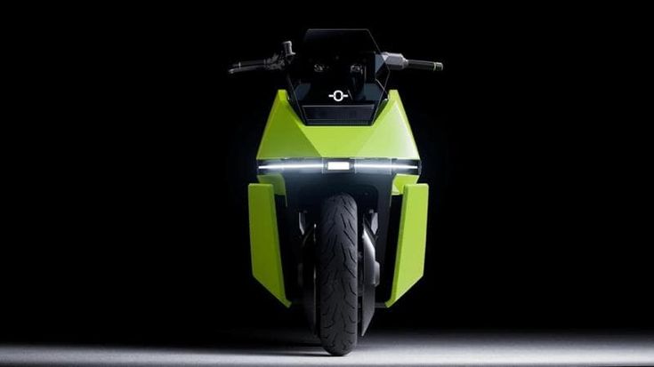 Arriva lo scooter elettrico che sfida la gravità e sta in piedi da solo. Il segreto