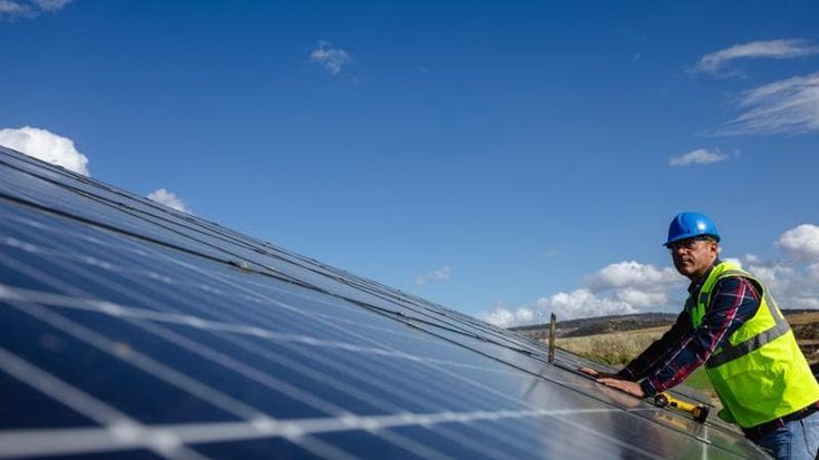 Terna: consumi elettrici in calo nel 2023. Crescono le rinnovabili