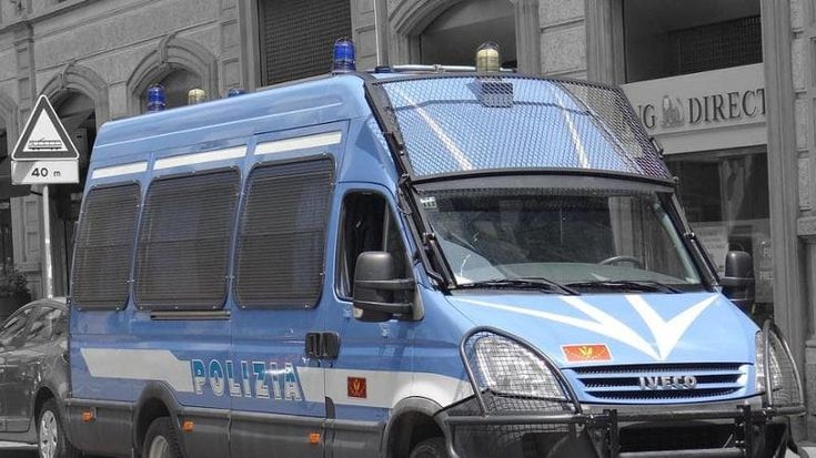 Nei guai sette poliziotti-imbianchini: usavano i mezzi del Reparto mobile per smaltire le macerie