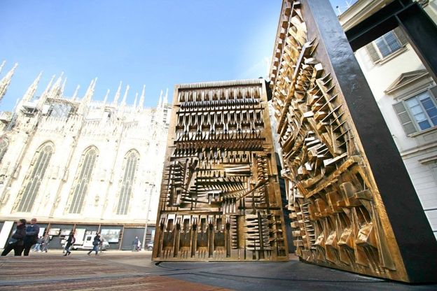 Milano, il 'megalite' di Pomodoro atterra in piazzetta Reale