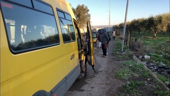 Foggia, finalmente lo scuolabus per i bambini del campo rom: "Per noi la scuola comincia il 9 dicembre"