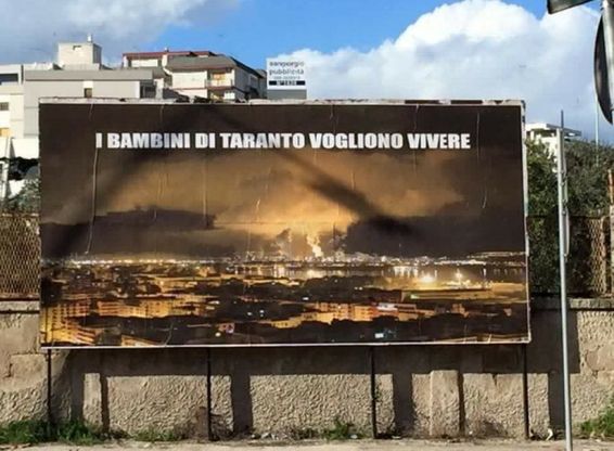 Ilva, il cartellone di protesta dei genitori di Taranto