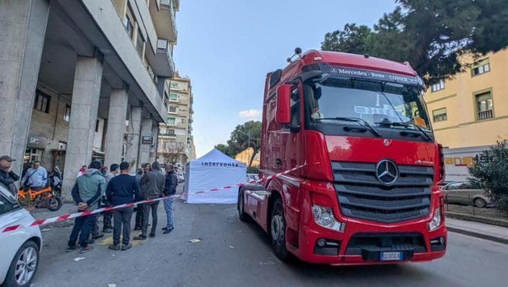 Andava al lavoro in bici, investito e ucciso da un Tir in via Crispi