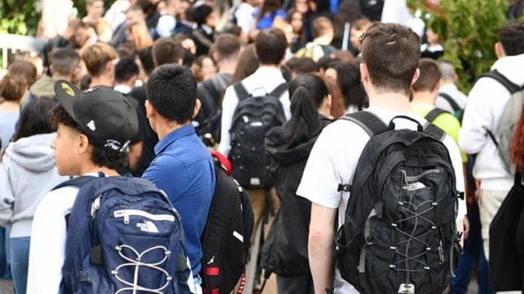 Firme dei genitori anche per gli alunni maggiorenni: se la scuola non si fida dei giovani
