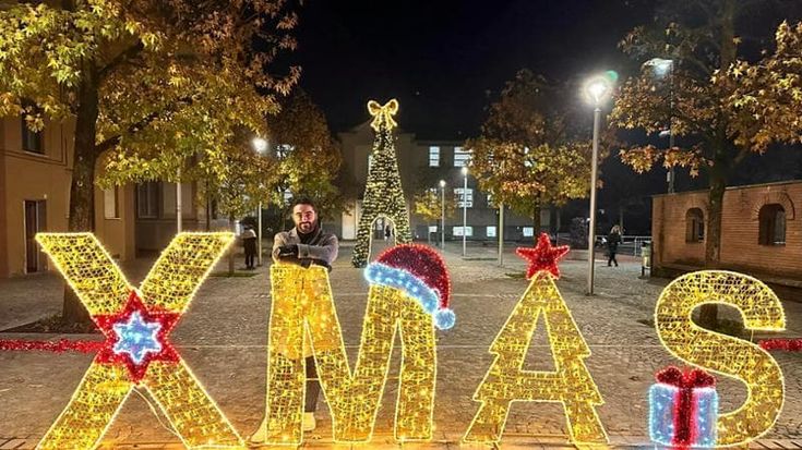 A Mulazzano le luci di Natale “XMas”, la polemica in Comune: “Si legge anche Decima Mas”