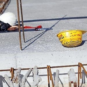 Alessandria, edili cadono dal tetto di una palazzina: un morto e un ferito