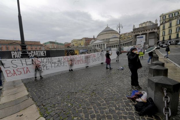 Napoli, protesta con striscioni e mascherine : "Estensione del reddito a tutti i non garantiti"