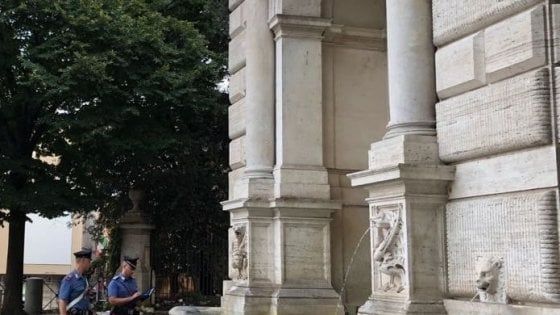 Roma, molesta passanti e poi si immerge nella fontana di piazza Trilussa: multato