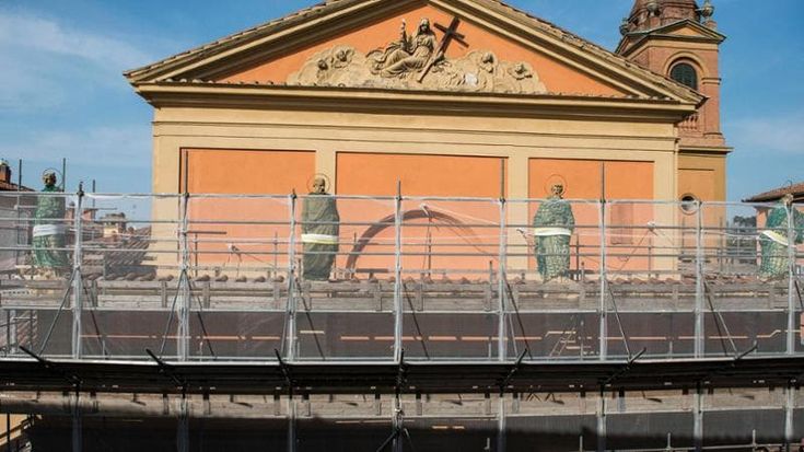 Lavori infiniti in Strada Maggiore tra buche e restauro della chiesa di Santa Caterina. Il parroco: “Stop ai bus pesanti”