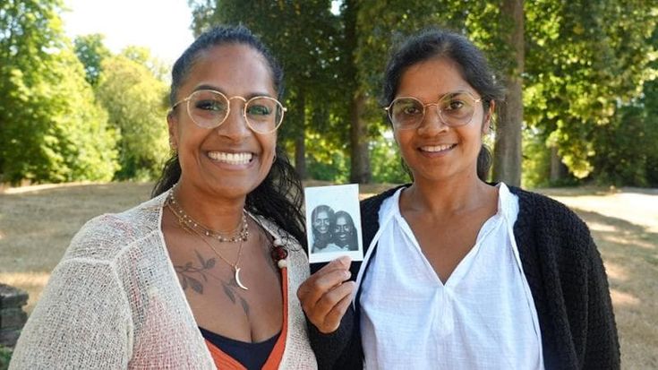 Nate in India, adottate in Olanda da famiglie diverse: due amiche scoprono di essere sorelle