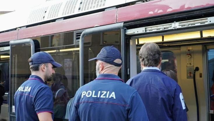 Molestava donne anche minorenni sui treni: a Firenze arrestato uomo di 19 anni per violenza sessuale