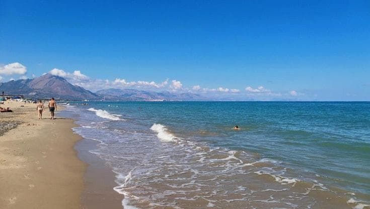 Liquami in mare a Campofelice di Roccella, scatta il divieto di balneazione