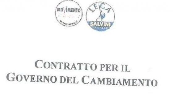Il contratto di governo: "Uscita dall'Euro, via le sanzioni a Putin e farsi ridurre il debito". M5S-Lega: "Bozza vecchia"