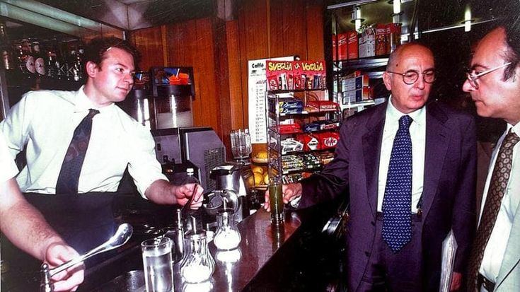 Bar Port’Alba, 70 anni di caffé. Festa per il locale amato da scrittori, musicisti e politici