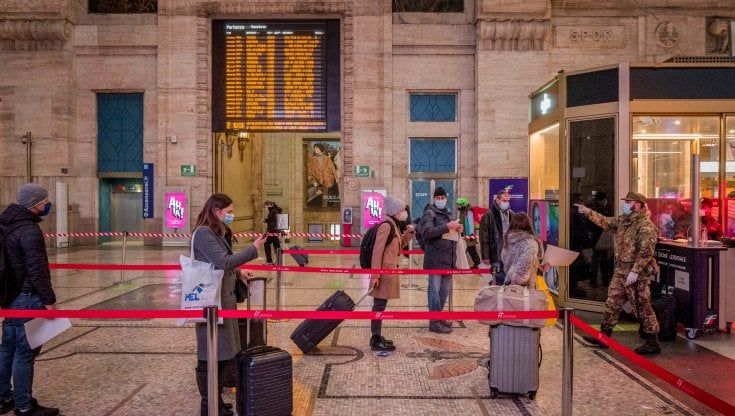 Zona rossa a Natale, solo parenti stretti e massimo due persone: ecco le regole per le visite