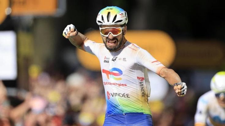Tour de France, Turgis vince la tappa sugli sterrati. Pogacar punge, ma i big arrivano insieme