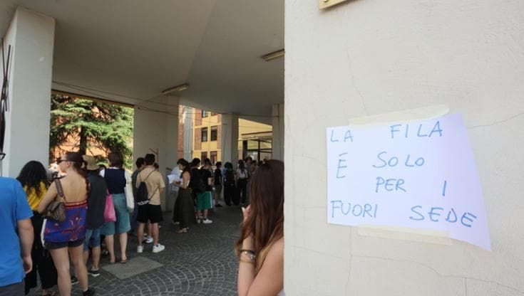 Il voto dei fuorisede: lunghe code e clima di festa. Ai seggi del Sabin il quorum c’è già