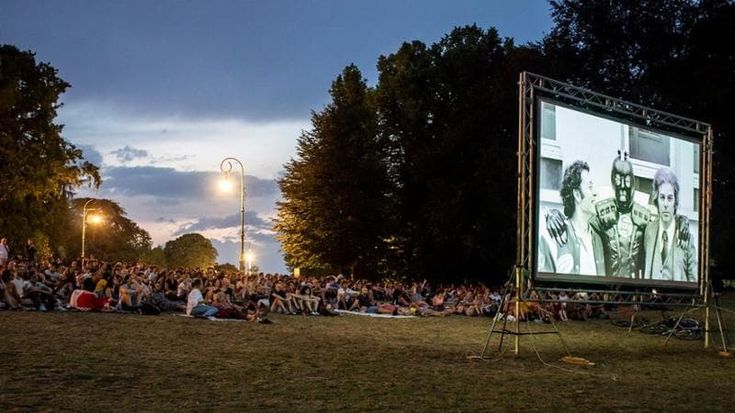Sui tetti della città o sul prato nel parco, il film d’estate è sotto le stelle