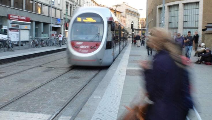 Tram e bus, sconti per gli universitari da 50 a 65 euro l’anno per tutti i mezzi