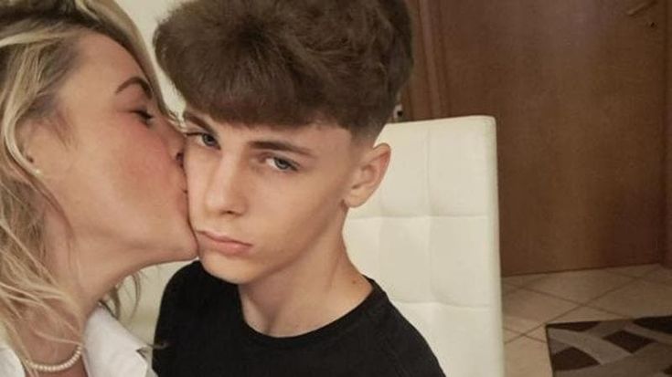 La madre di Alex, morto a 14 anni: "L’ho visto a terra, gli ho preso la mano. Era fredda. Chi l'ha ucciso si costituisca"