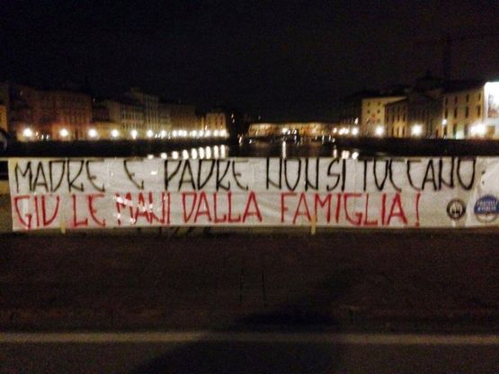 Striscione contro i moduli arcobaleno