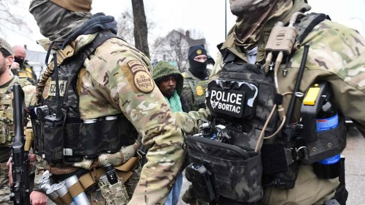 Gli agenti Ice, i pretoriani di Trump: mascherati, aggressivi e armati fino ai denti