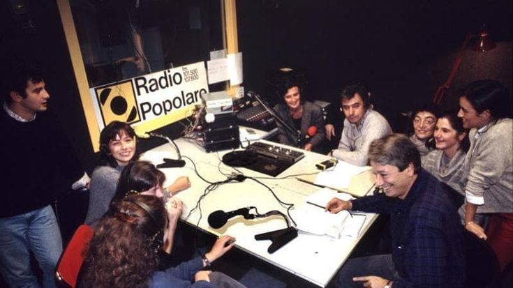 Da Dario Fo alla Gialappa’s, i 50 anni di Radio Popolare: “Così ha dato voce a Milano”