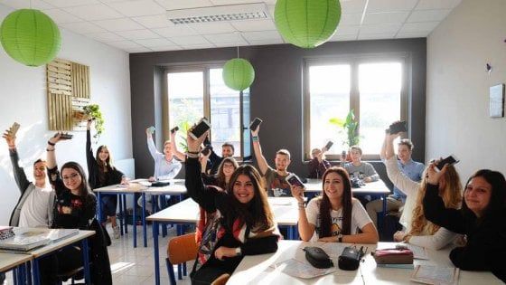Scuola, a Brescia l'esperimento dei liceali offline per 7 giorni: "Prof, posso chiamare casa dal fisso?" 