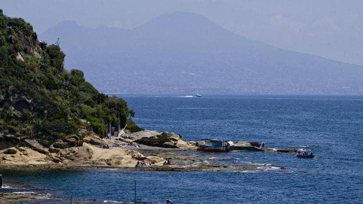 Bagnino accoltellato a Napoli per un lettino: è fuori pericolo. Arrestato un minorenne