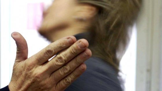 Parma, sfonda la porta e picchia la compagna davanti al figlio piccolo