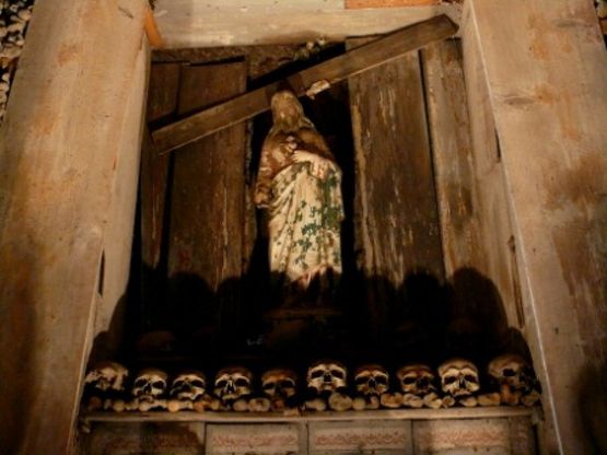Napoli, tornano le visite guidate nel cimitero delle Fontanelle