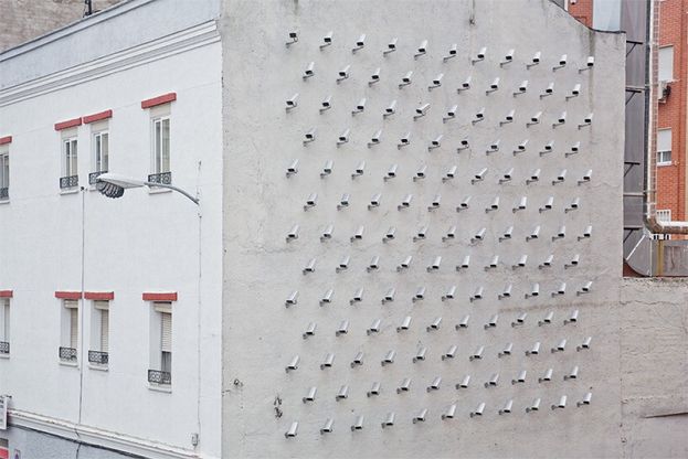 Dalla Spagna con ironia: la street art che ti spia