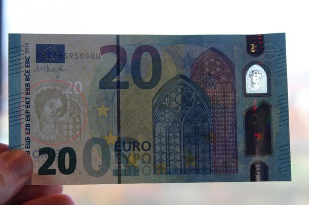 Arriva la nuova banconota da 20 euro: più difficile da falsificare