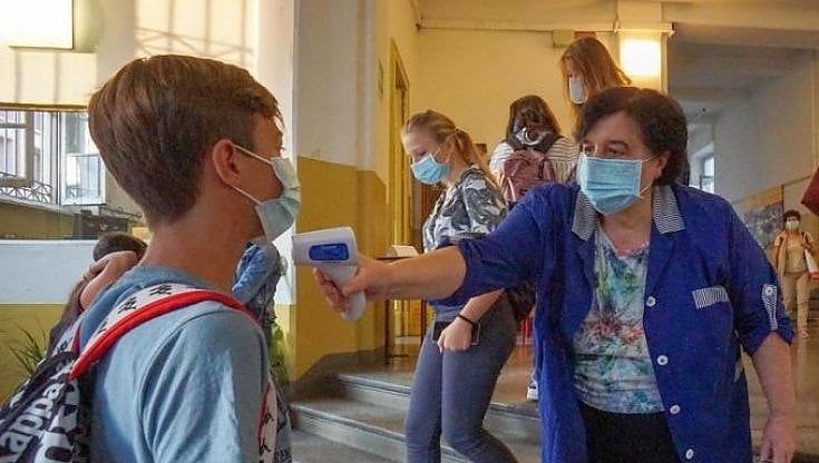 Riapertura delle scuole, i sindacati frenano: "Doppi turni inapplicabili, si riparta al 50 per cento e non prima dell'11 gennaio"