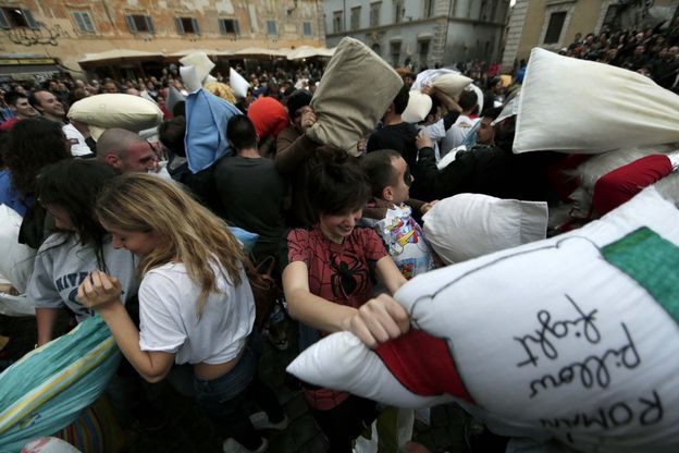 Lotta a colpa dei cuscini, a Trastevere torna il "Pillow Fight"