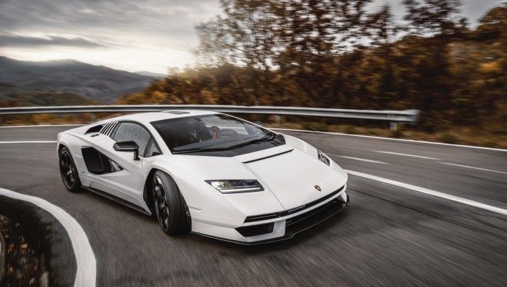Lamborghini, per la prima volta su strada la nuova Countach 