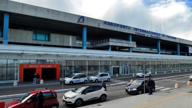 Scavalca la recinzione ed entra in pista con un coltello all’aeroporto di Palermo, denunciato