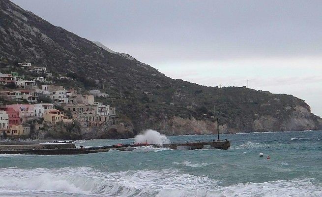 Trasporti a singhiozzo, scuola in trasferta <br />ecco il lungo inverno delle isole