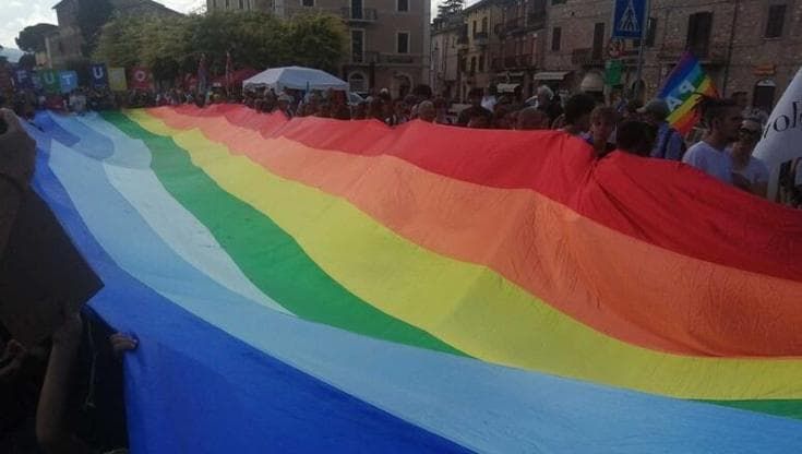 La preside invita gli alunni alla marcia per la pace. L’assessore leghista: “Genera xenofobia”