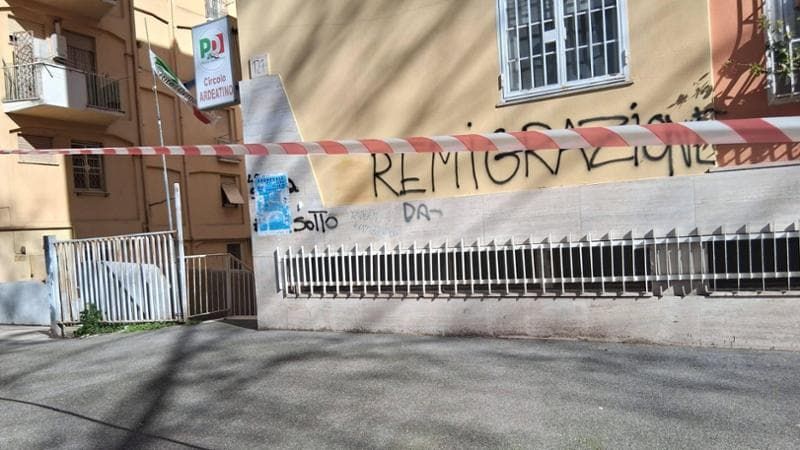 Svastiche e atti vandalici contro le sezioni Pd a Roma, il VI municipio boccia la solidarietà