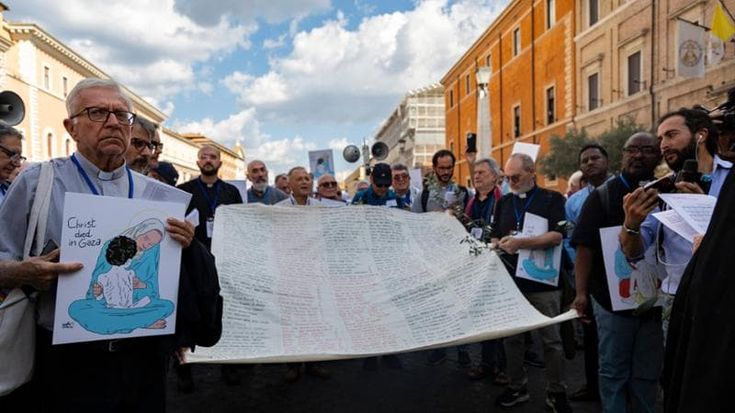 I nomi dei bimbi morti in Palestina e Libano, a Roma la marcia dei “Preti contro il genocidio”
