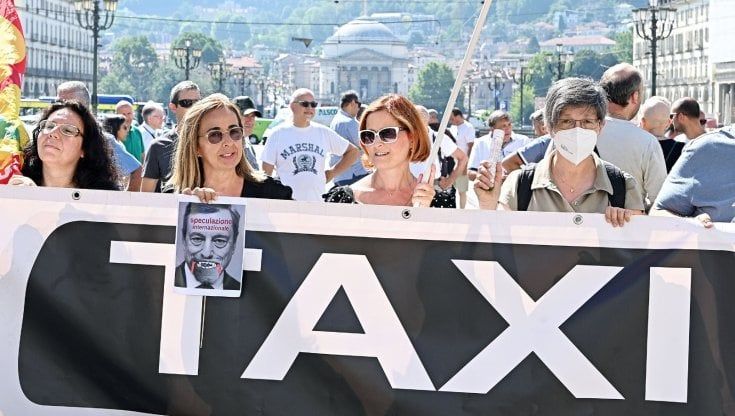 Sciopero taxi, "adesione totale" contro il Ddl concorrenza: in 200 bloccano il centro di Torino