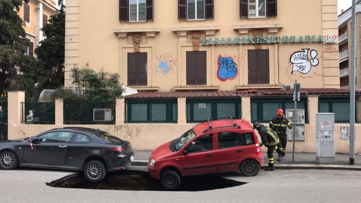 Roma, voragine si apre sulla Circonvallazione Appia