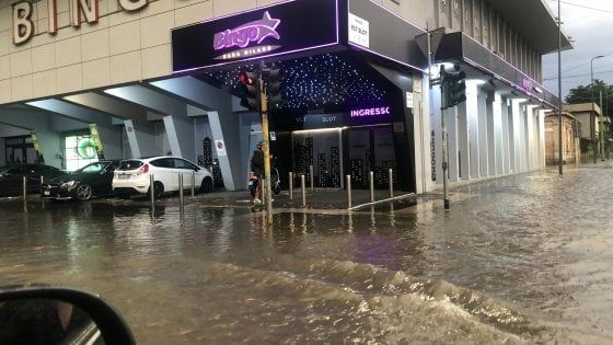 Temporali su Milano, esonda il Seveso e allaga Niguarda. Ma adesso il maltempo si sposta altrove