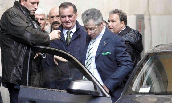 "Compriamo le auto blu di Bossi e Fini"<br />Una raccolta online per aiutare i migranti